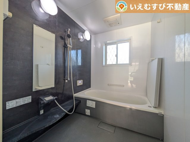 【浴室】 | 美里町阿那志　中古戸建 | モダンな配色の落ち着いた浴室
ダークトーンの壁面がアクセントになっておしゃれ！窓付きで空気の入れ替えも出来ます！