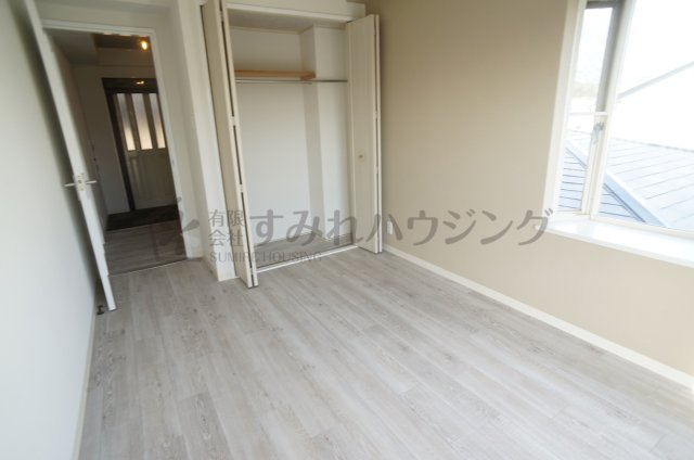 JS宝塚ビルの洋室