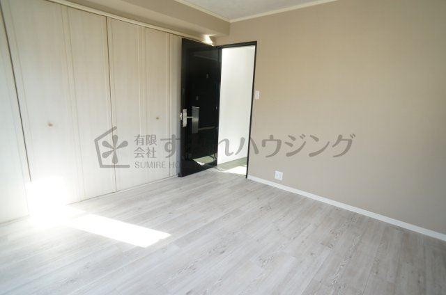 JS宝塚ビルの洋室