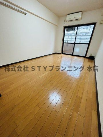 仲介手数料０円！アールズコート本郷の居間・リビング