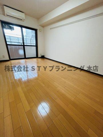 仲介手数料０円！アールズコート本郷の居間・リビング