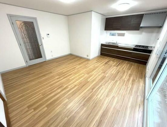 【中古】坂戸市島田リフォーム中古住宅の居間・リビング|窓も大きく採光・採風しっかり取れています☆