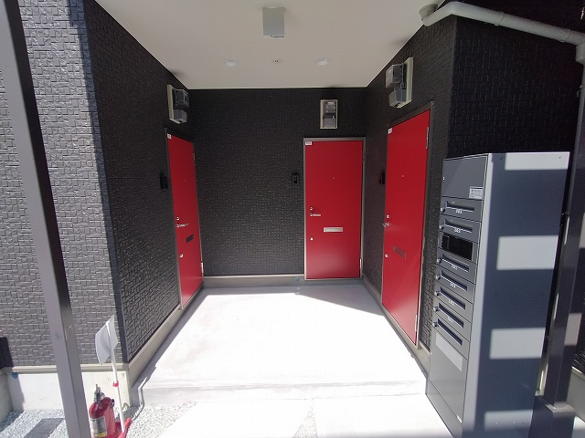 神戸市長田区蓮宮通４丁目のアパートのエントランス