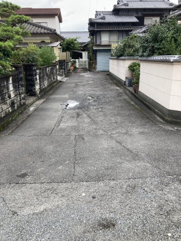 溝辺町　古家付き土地の前面道路含む現地写真