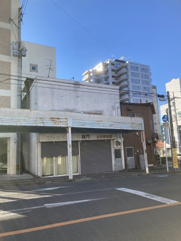 築山町　土地の周辺|34坪の敷地を最大限に活用した、3階建てやスキップフロアなど個性豊かな間取りを。建築条件なしのメリットを存分に発揮して、家族のこだわりが詰まった唯一無二の住まいで、自分たちらしく過ごせそう。