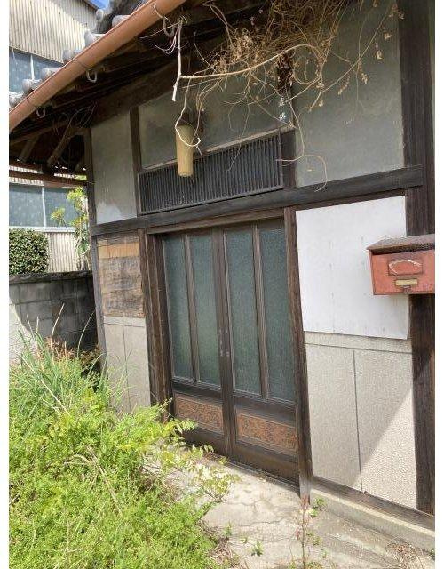 西条市丹原町田滝　戸建ての玄関