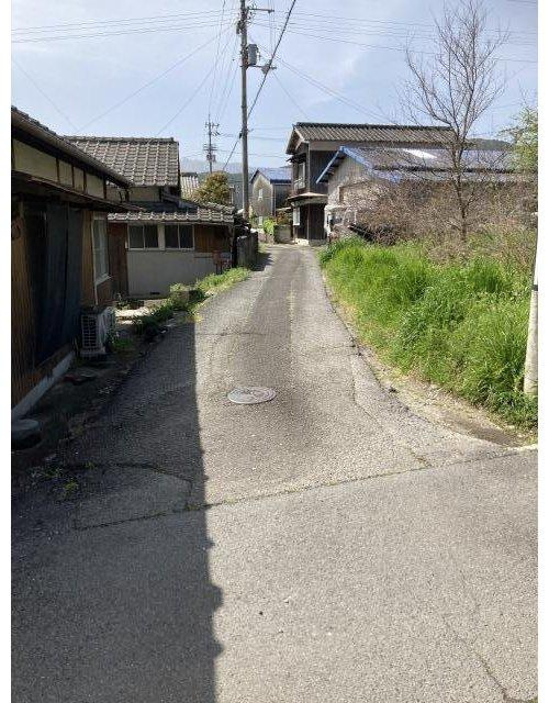西条市丹原町田滝　戸建ての前面道路含む現地写真