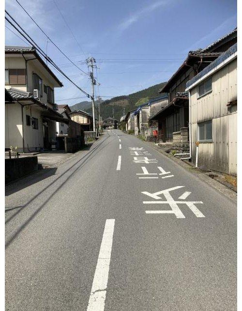 西条市丹原町田滝　戸建ての前面道路含む現地写真