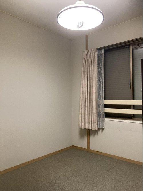 祝谷4丁目　戸建の洋室|主寝室にぴったりの落ち着いたお部屋です。十分な広さがあるため、お気に入りの家具をレイアウトして、自分たちだけの安らぎの空間を作れます。静かな環境で、夜もぐっすりと深い眠りにつくことができるはず。