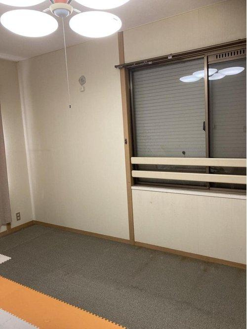 祝谷4丁目　戸建の洋室|お子様のお部屋や趣味のスペースとして活用できる明るい空間です。2階にあるためプライバシーも守られ、集中して勉強や作業に取り組めます。成長に合わせて使い方を変えていける、柔軟で使い勝手の良い個室です。