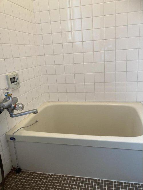 祝谷4丁目　戸建の浴室|一日の疲れをゆったりと癒せる、落ち着いた雰囲気のバスルームです。窓からの自然光が心地よく、湿気対策もスムーズ。誰にも邪魔されない自分だけの穏やかなリラックスタイムを過ごせます。