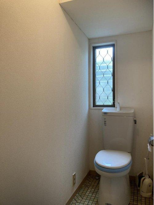 祝谷4丁目　戸建のトイレ|清潔感があり、限られたスペースでも圧迫感を感じさせない設計です。ストック品を置く棚を整えれば、いつもクリーンな印象をキープ。毎日使う場所だからこそ、ホッと落ち着けるような清々しい空間を保てます。