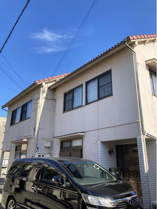 古三津テラスハウスの外観|広々とした玄関先は、家族やゲストを温かく迎え入れるお家の顔としてふさわしい空間です。ベビーカーや趣味の道具もサッと置けるゆとりがあり、お出かけの際も帰宅した時も、常に清々しい気分で過ごせます。