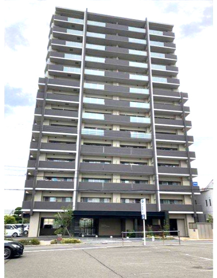 アルファステイツ本町の外観|RC造14階建の堂々とした佇まいは、安心感を与えてくれます。今治街道から一本入った立地は、利便性と静けさを兼ね備えた住環境。2019年築の美しさが、帰宅するたびに誇らしい気持ちにさせてくれます。