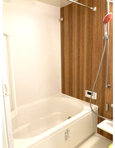 アルファステイツ本町の浴室|2019年築の築浅ならではの清潔感溢れる浴室です。足を伸ばしてリラックスできる浴槽で、心地よいバスタイムを堪能できます。湿気対策も考慮された設計で、毎日のお手入れも負担なく続けられそう。