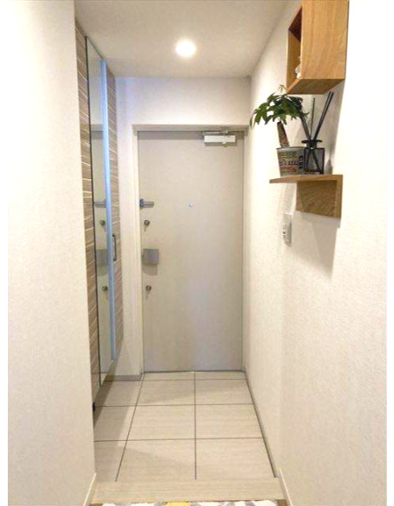 アルファステイツ本町の玄関|靴の収納も充実しており、いつもすっきりとした状態を保つことが可能。お出かけの際もスムーズに準備ができ、気持ちよく一日をスタートさせられます。