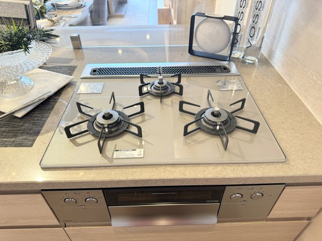 赤坂タワーレジデンス トップオブザヒルのキッチン|ガラストップガスコンロ