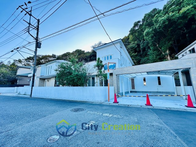 中郡大磯町高麗2丁目　リフォーム済み大型邸宅の前面道路含む現地写真