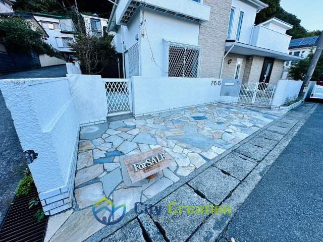 中郡大磯町高麗2丁目　リフォーム済み大型邸宅の駐車場