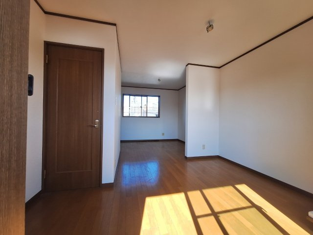 国分町(1438番6)戸建ての寝室|広くて明るい寝室