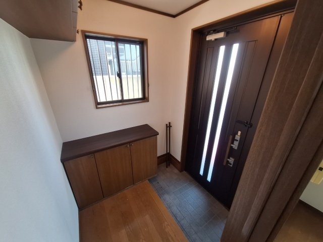 国分町(1438番6)戸建ての玄関|落ち着いた玄関です