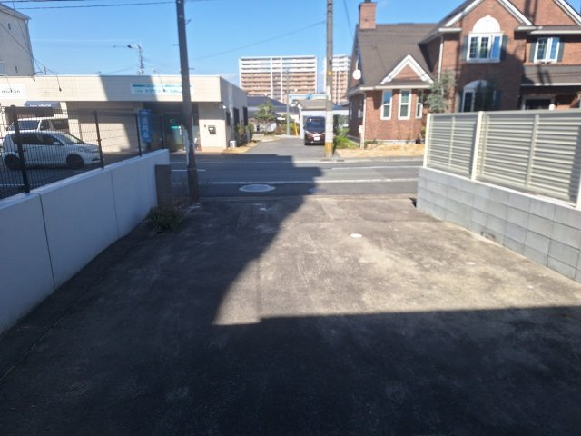 国分町(1438番6)戸建ての駐車場|車をお持ちの方に嬉しい駐車場付きの物件です