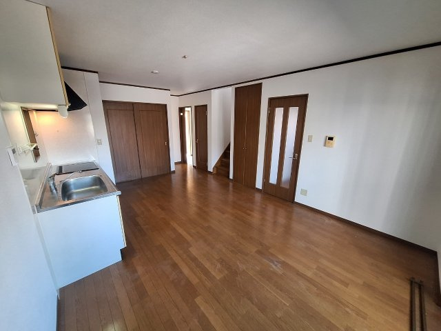 国分町(1438番6)戸建ての内装|明るい室内です