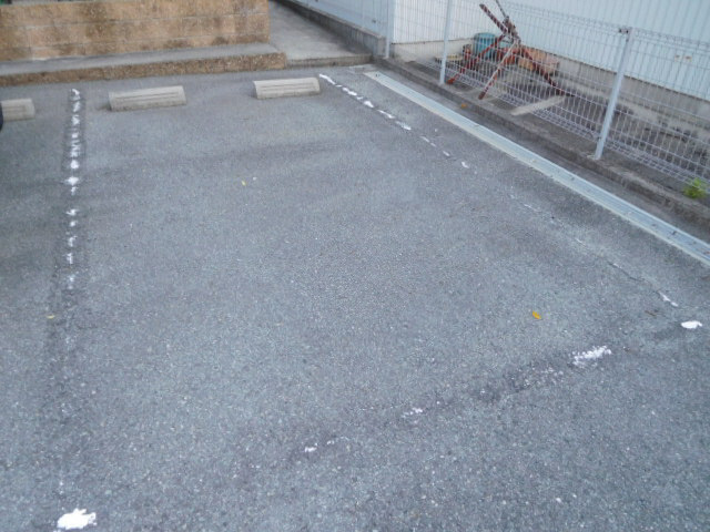 エクレール B棟の駐車場