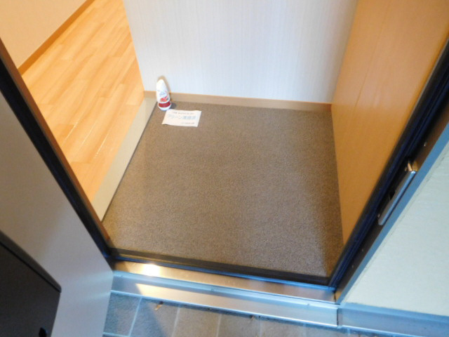 エクレール B棟の玄関