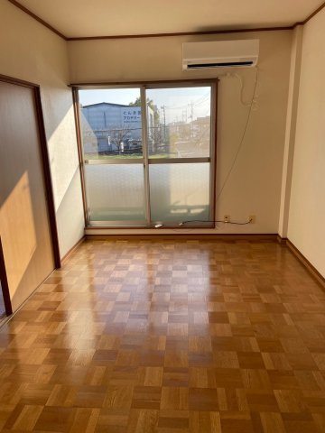 高山ハイツの洋室