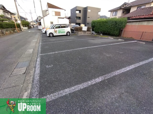 ラフィーネAの駐車場