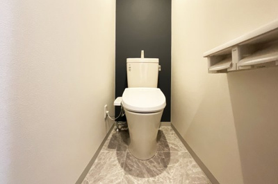 【トイレ】 | 京都市山科区西野大鳥井町　中古テラス | トイレは新調しています。
暖房便座、温水洗浄機能付きですので寒い時期でも安心です！