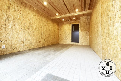 【内装】 | 京都市山科区西野大鳥井町　中古テラス | 令和6年10月リフォーム済(^^)/水回り（トイレ・洗面化粧台）新調しています。
1階のシャッター付き倉庫はガレージとしても使用できます！
事業用としてもご検討ください