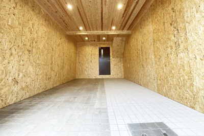 【内装】 | 京都市山科区西野大鳥井町　中古テラス | obs仕様・ダウンライト付きのオシャレな倉庫です（＾◇＾）
シャッター付きのガレージとしても使用できます！