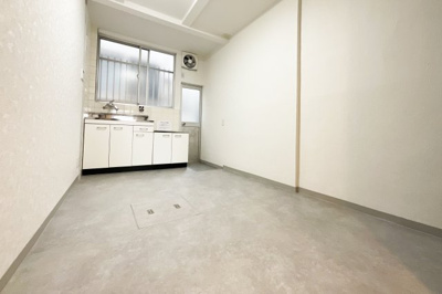 【キッチン】 | 京都市山科区西野大鳥井町　中古テラス | 落ち着いた雰囲気のシンプルなダイニングキッチンです。
キッチン横に勝手口が設けられています。