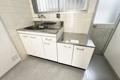 【キッチン】 | 京都市山科区西野大鳥井町　中古テラス | キッチンに横には勝手口があります。
窓があるので空気の入れ替えができます(^^)/