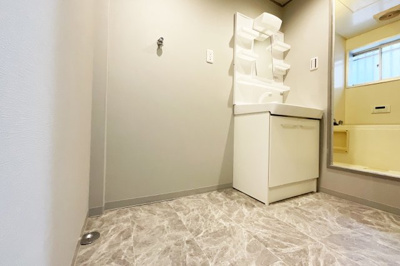 【洗面所】 | 京都市山科区西野大鳥井町　中古テラス | 洗面化粧台は新調しています。
収納ラック付きで洗面台回りがスッキリと整理できます！
