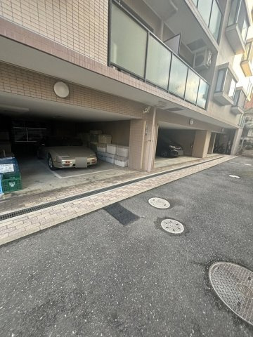 グランシャリオ神楽坂の駐車場
