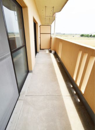 コンフォート21【キャッシュバック対象物件】のバルコニー|開放的で明るい空間を演出してくれるバルコニーです