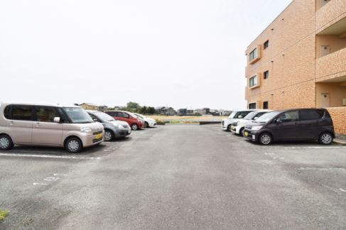 コンフォート21【キャッシュバック対象物件】の駐車場|駐車場があるので、車を買う予定の方も安心です