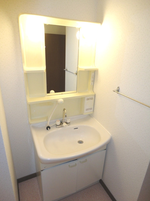 コンフォート21【キャッシュバック対象物件】の独立洗面台|独立洗面台、小物を置くことができて便利です