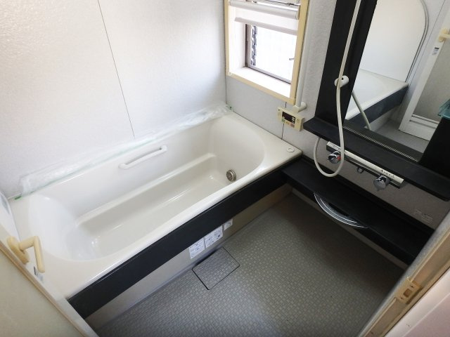 甲子園三保町戸建の浴室