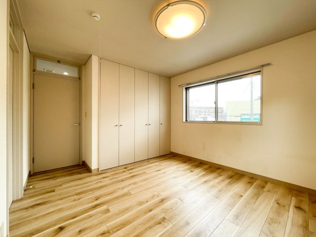 甲子園三保町戸建の洋室