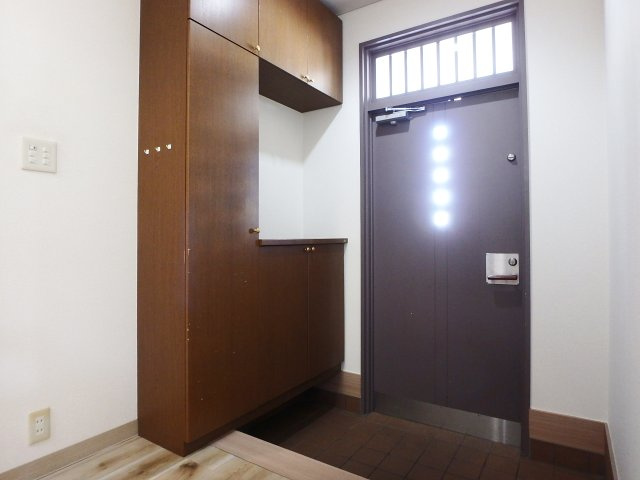 甲子園三保町戸建の玄関