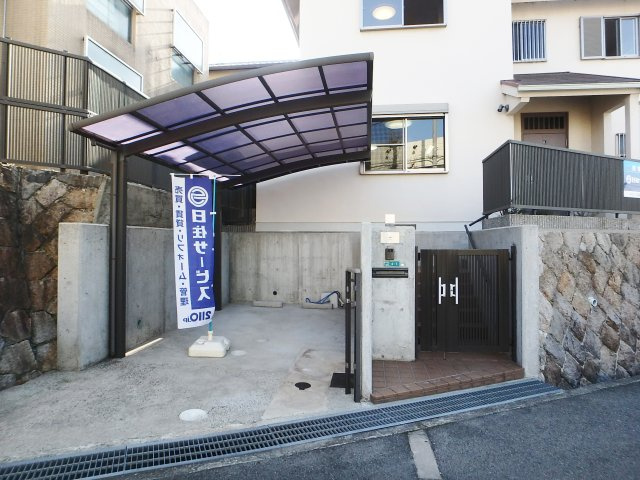 甲子園三保町戸建の駐車場