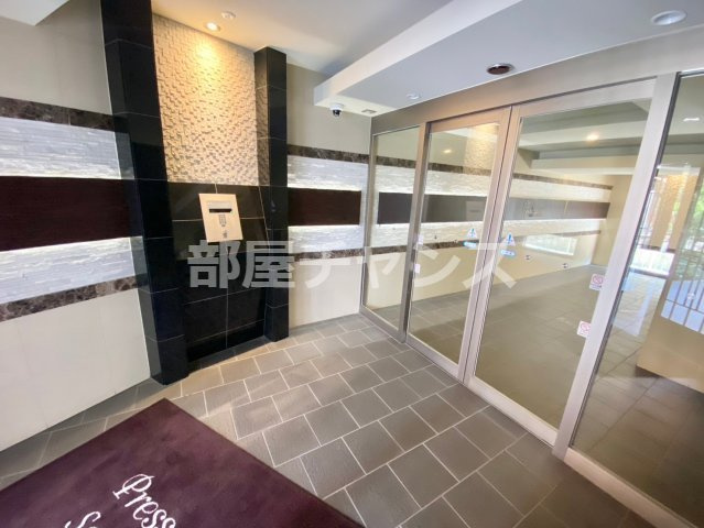 プレサンス栄モードのエントランス