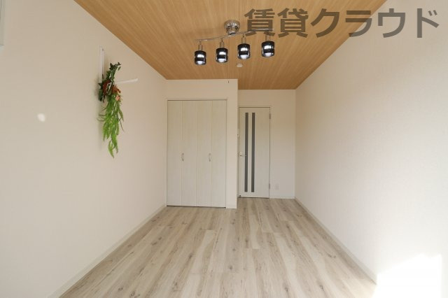 Paseo Grandeの居間・リビング|天井アクセントがおしゃれなお部屋♪