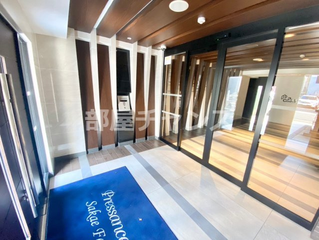 プレサンス栄フェルのエントランス