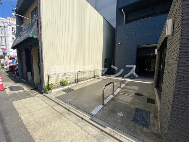 プレサンス栄フェルの駐車場