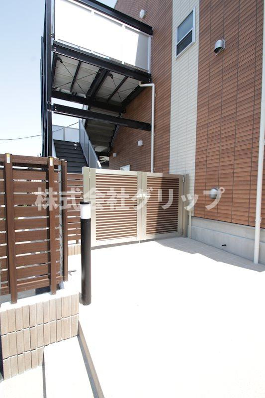 リブリ・石川町のエントランス